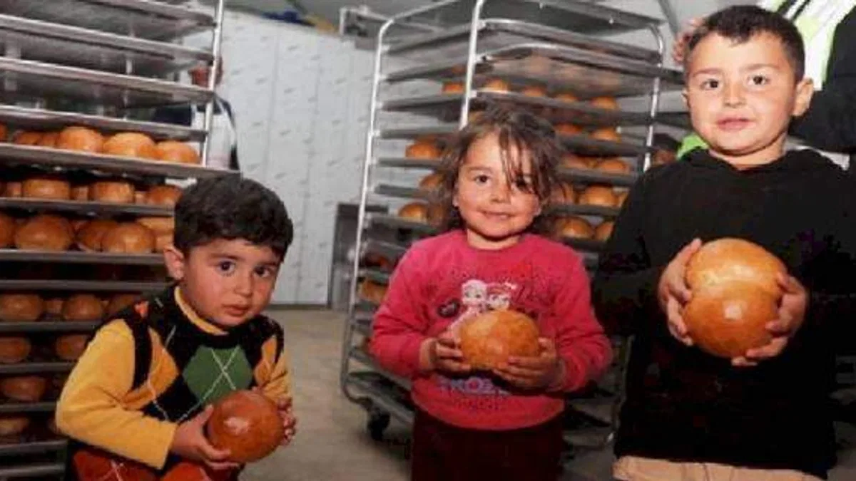 Kocasinan'dan Türkoğlu'nda 16 bin sıcak ekmek dağıtımı