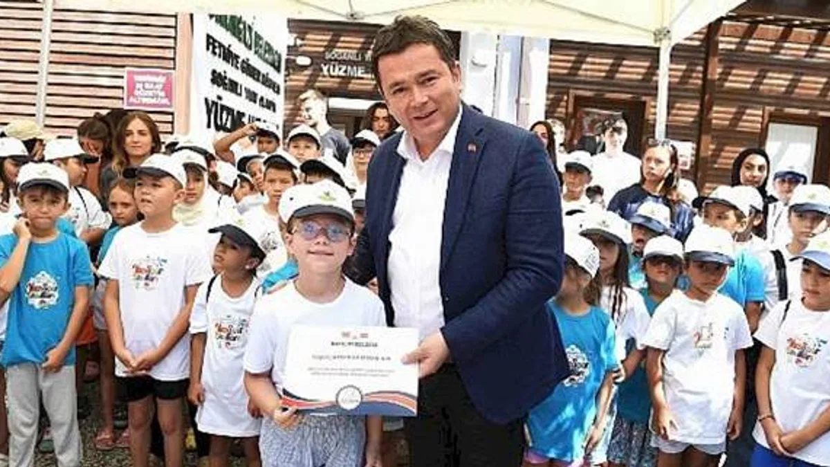 Osmangazi'nin yüzme kurslarında 6 bin öğrenci yüzme öğrendi
