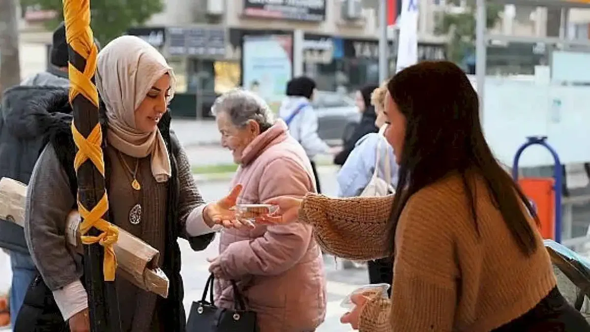 Didim Belediyesi, Regaip Kandili dolayısıyla Didim Merkez Camii önünde vatandaşlara kandil simidi ikramında bulundu