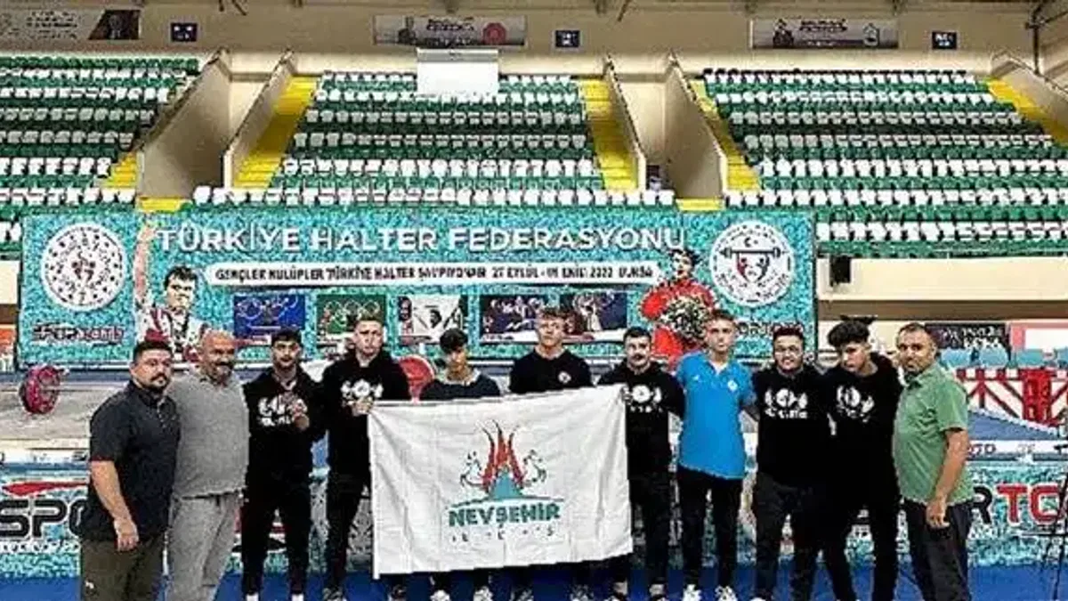 Nevşehir Belediyesi Gençlik ve Spor Kulübü'nün milli sporcusu Eray Çaylak Türkiye üçüncüsü oldu