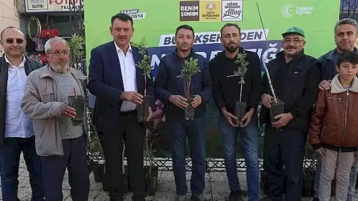 Başkan Altay: "Pilot 3 İlçemizde Çiftçilerimize Antep Fıstığı Fidanı Desteğinde Bulunduk"