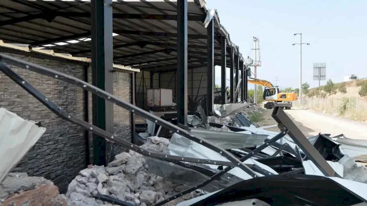 Bursa Osmangazi'de tarım arazisine inşa edilen kaçak depo yıkıldı