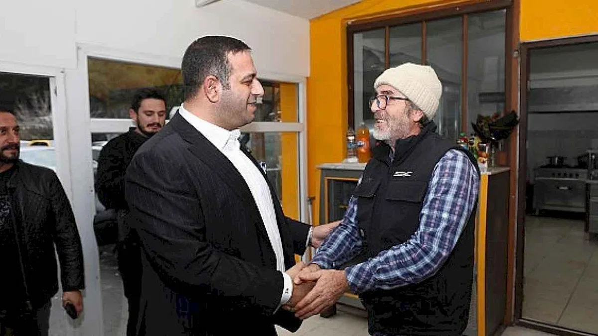 Narlıdere Belediye Başkanı Erman Uzun, Küçük Esnaf Sanayi Sitesi'nde bölge esnafı ve vatandaşlarla bir araya gelerek talep ve önerileri dinledi