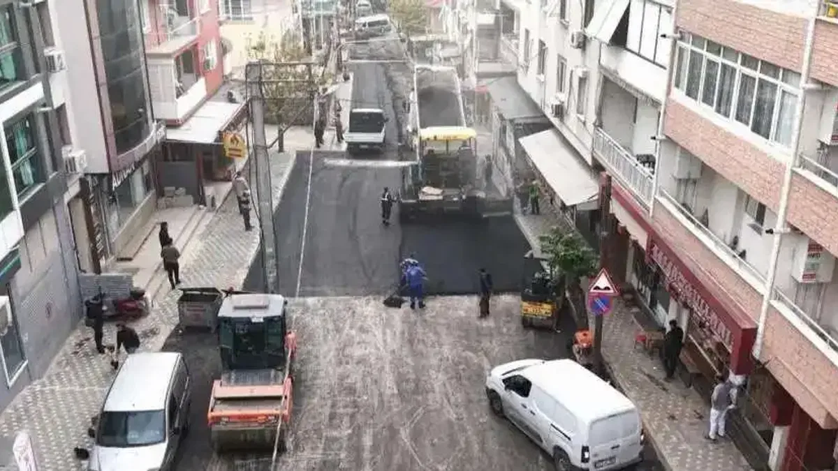 İzmir’de ulaşımı rahatlatan asfalt atağı