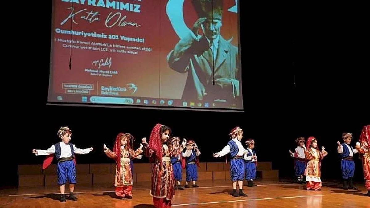 Beylikdüzü'nde Minik Öğrenciler 29 Ekim Ruhunu Yaşattı