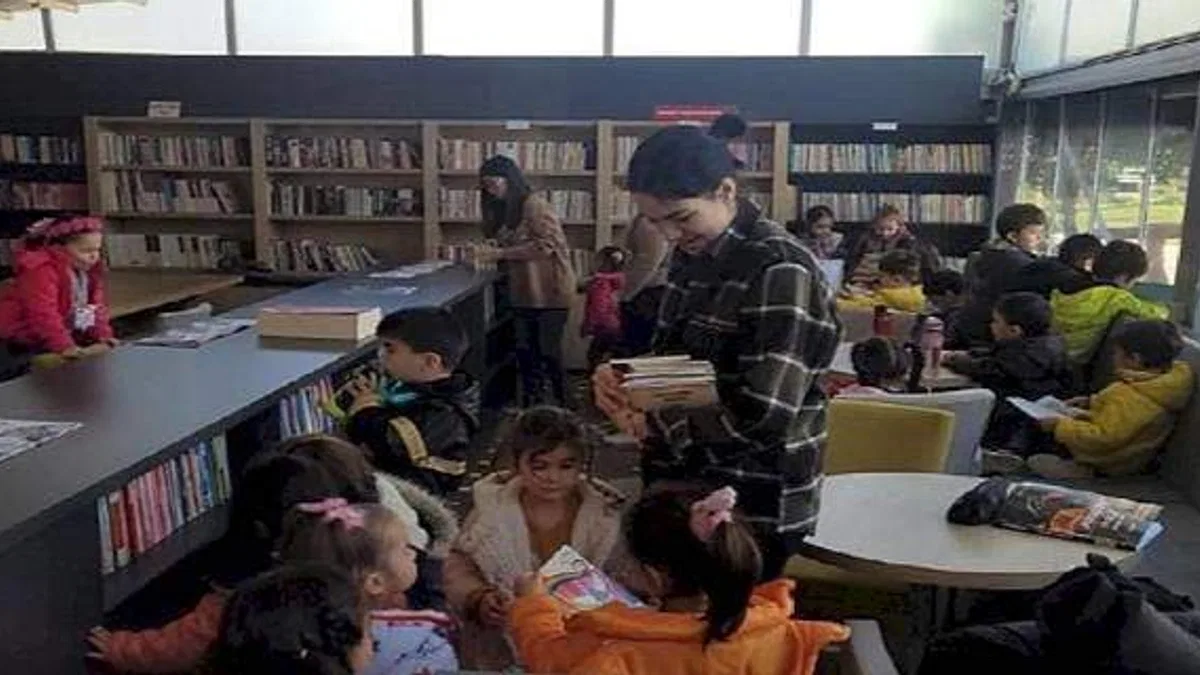 Bayraklı'da çocuklar hem eğleniyor, hem öğreniyor