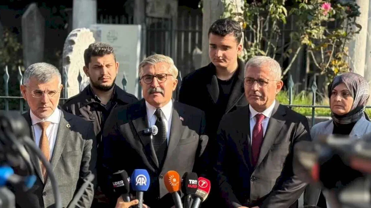 AK Parti Kültür ve Sanat Politikaları Başkanlığından Sezai Karakoç’un ölüm yıldönümünde kabrine ziyaret