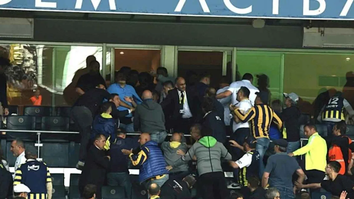 Kadıköy'de şok! Fenerbahçe yönetimi ile taraftarlar arasında kavga çıktı