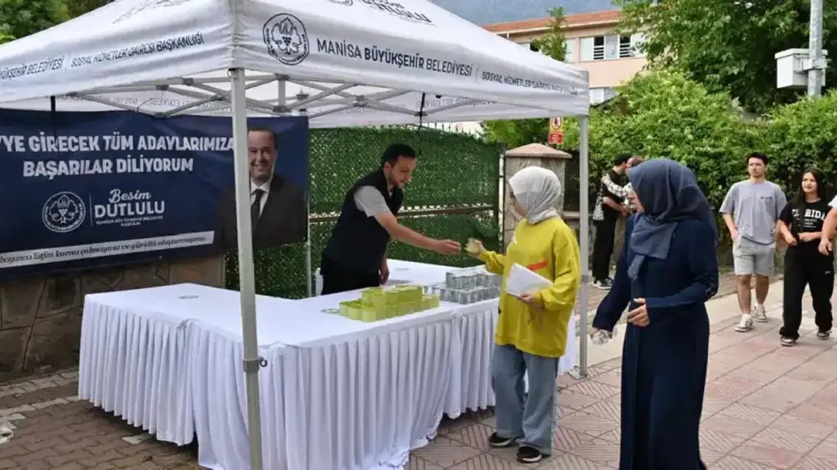 Manisa'da YKS adaylarına su ve limonata ikramı