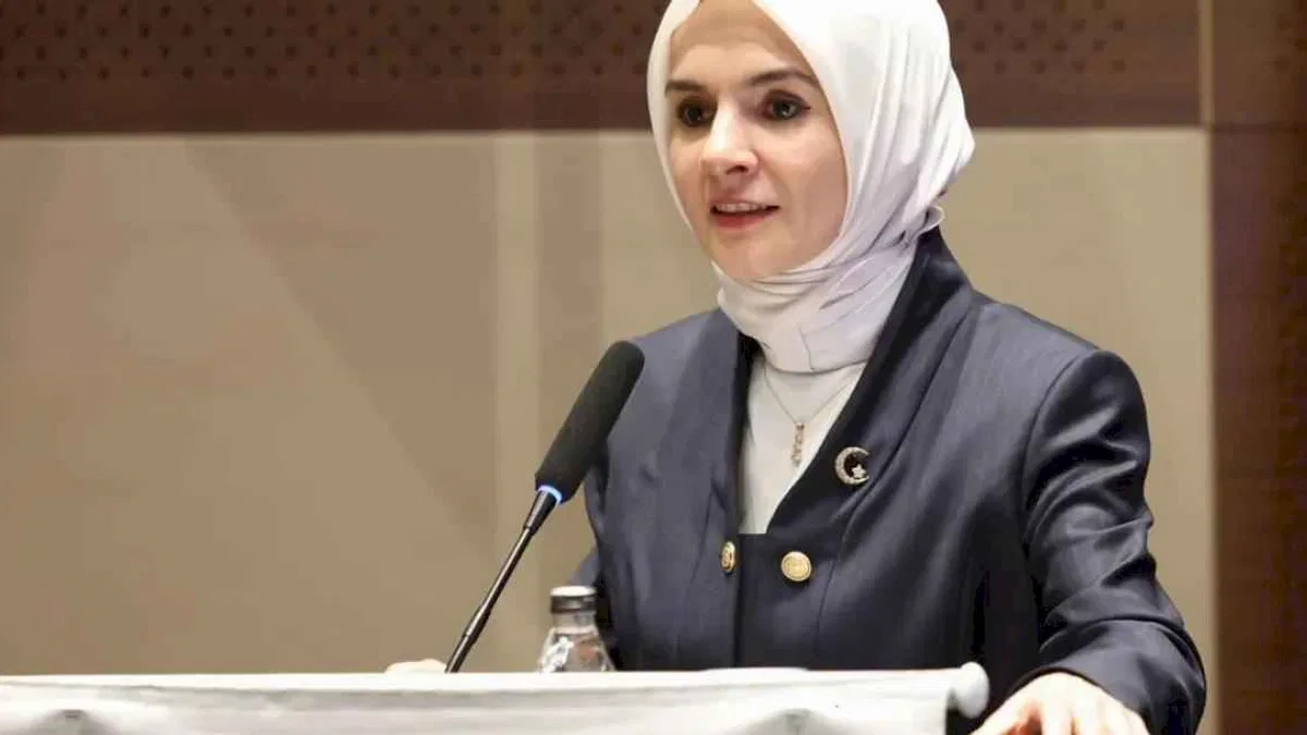 Bakan Göktaş'tan YKS çıkışında babasının çiçekle karşıladığı Çimen'e tebrik telefonu