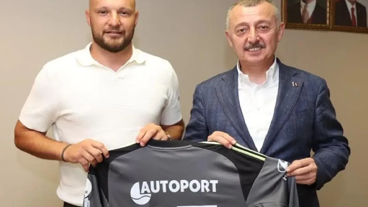 Kocaelispor'un kaptanı formasını Başkan Büyükakın’a hediye etti