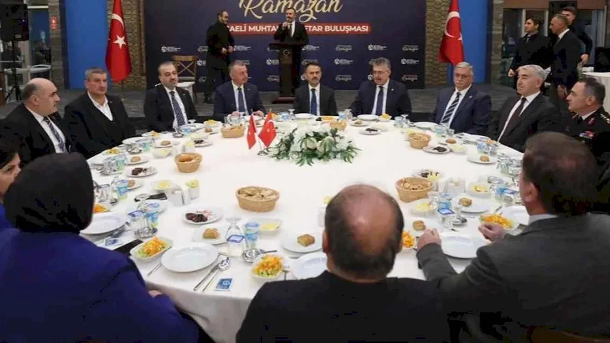 Kocaeli protokolünden muhtarlarla iftar yaptı