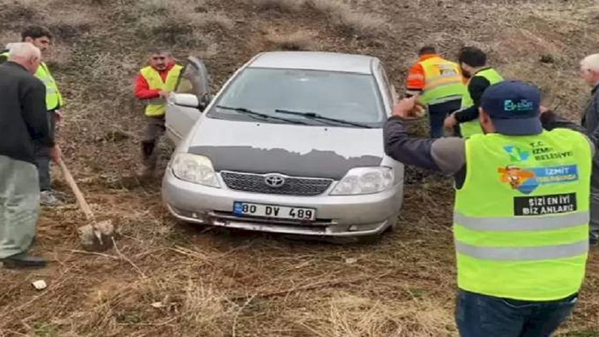 İzmit ekibi Adıyaman'da yoldan çıkan aracı kurtardı
