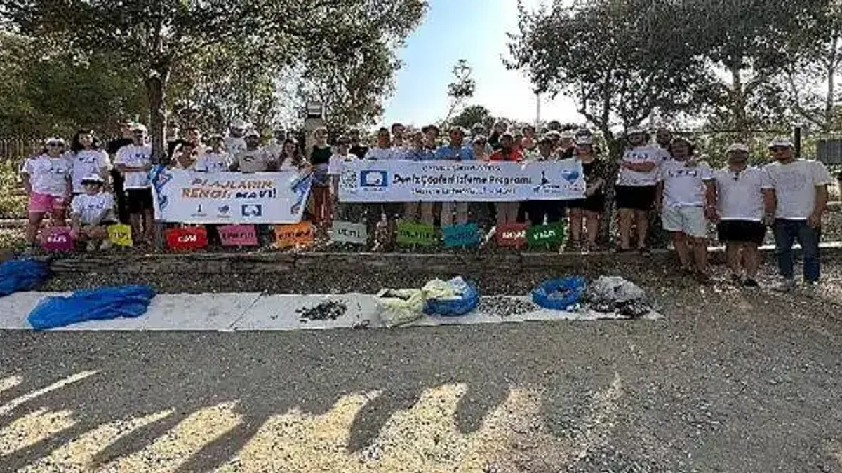 İzmir'de gençlerden deniz çöpü izleme etkinliği