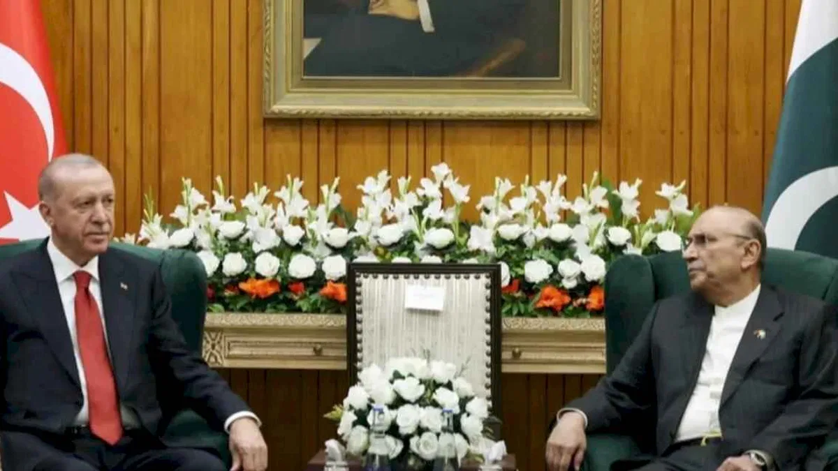 Cumhurbaşkanı Erdoğan, Pakistan'da mevkidaşı ile görüştü