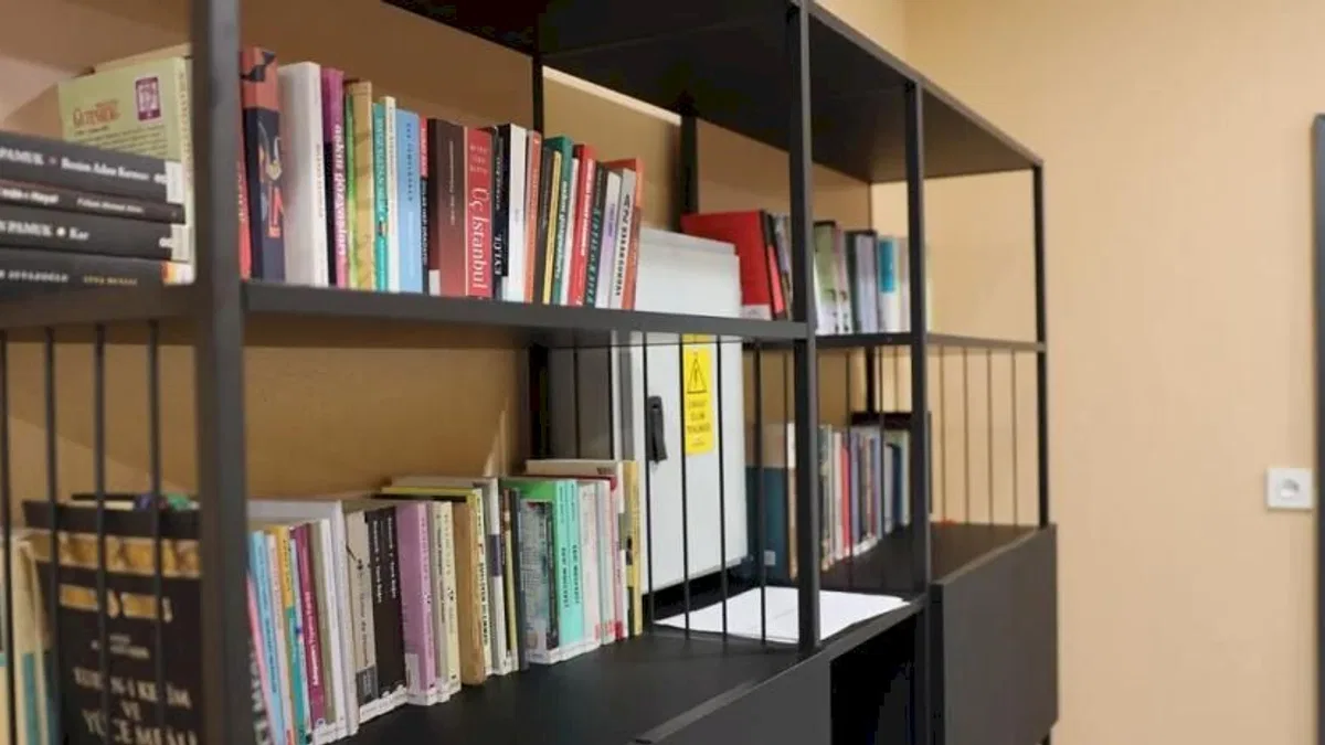 Sakarya’da öğrenciler çamaşırları yıkanırken kitap okuyor