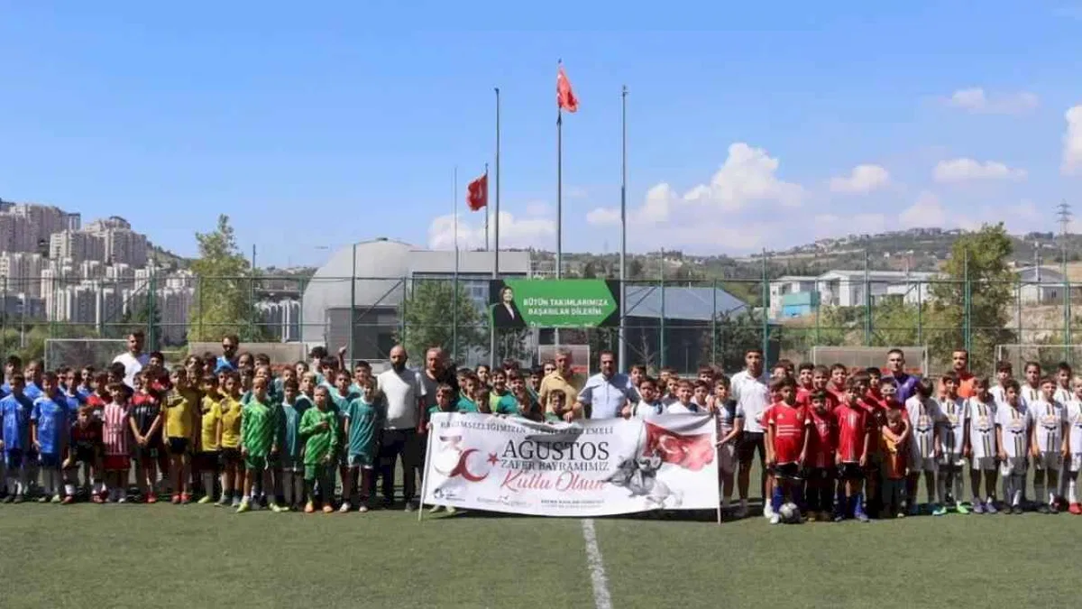 İzmit'te Zafer Bayramı Futbol Turnuvasında minikler sahne aldı