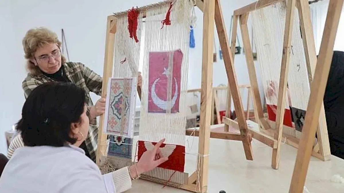 Kadınlar Kök Boya Tekniği Kullanarak Halı ve Kilim Dokuyor