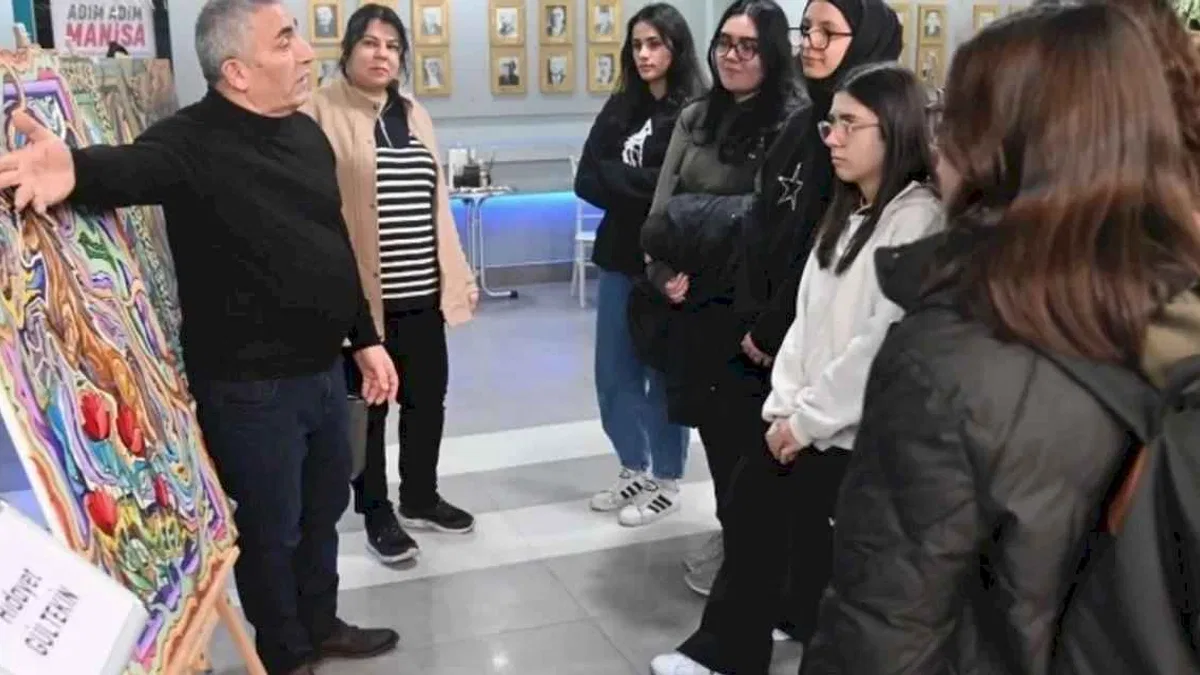 Manisa'da “Fırça İzleri” sanatseverlerle buluştu