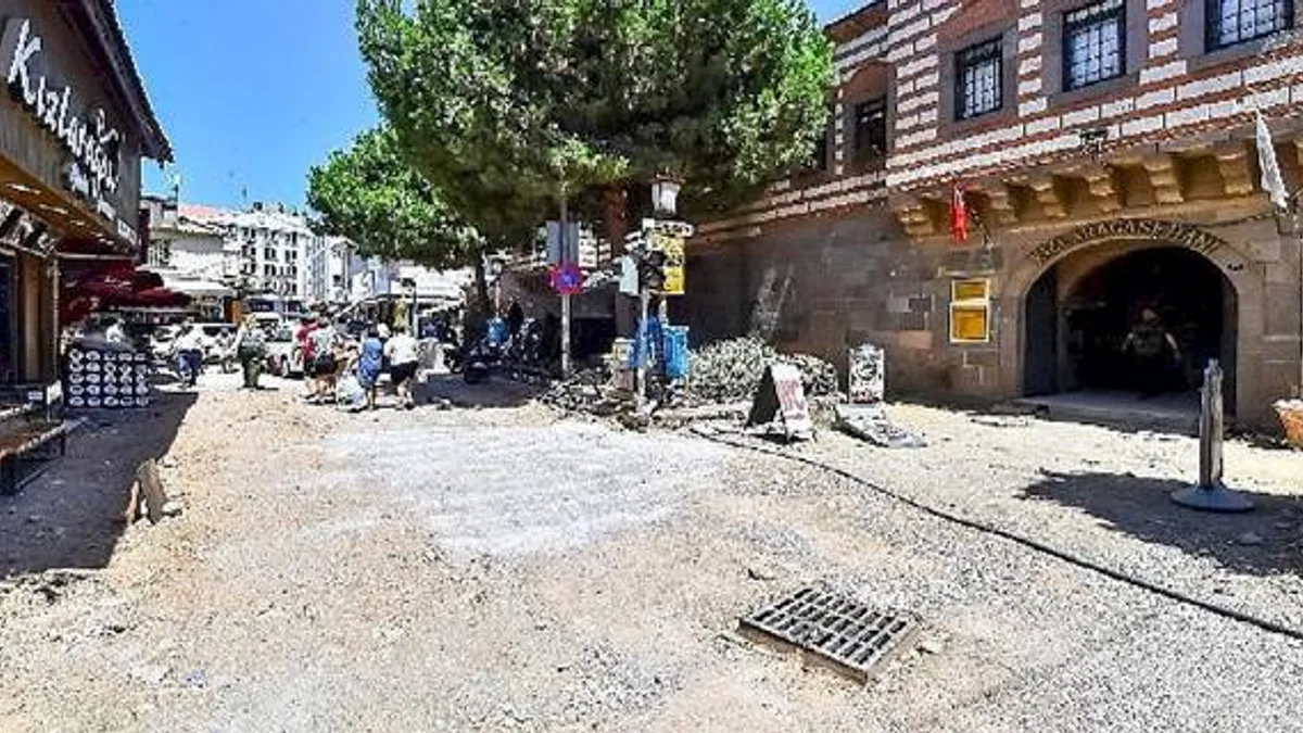 Kritik caddede üstyapıya geçiliyor