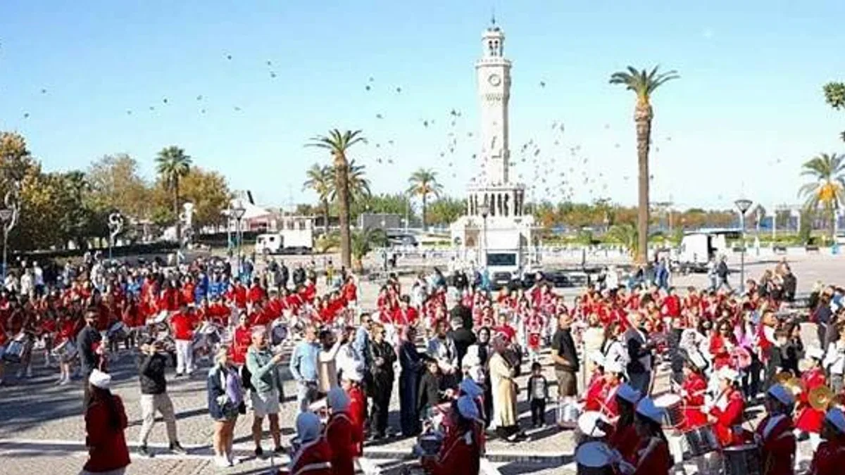 İzmir'de Cumhuriyet Bayramı Coşkusu: Bando Takımları Geçit Töreni
