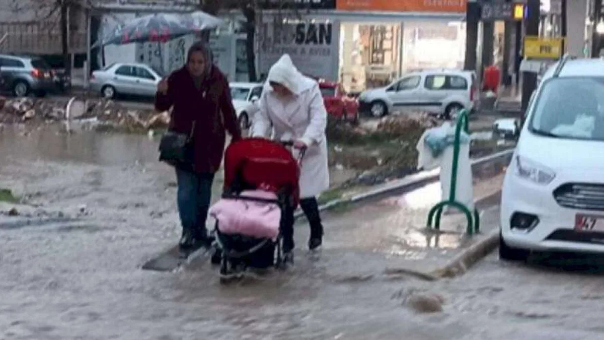 Mardin'de  sağanak yağış hayatı felç etti