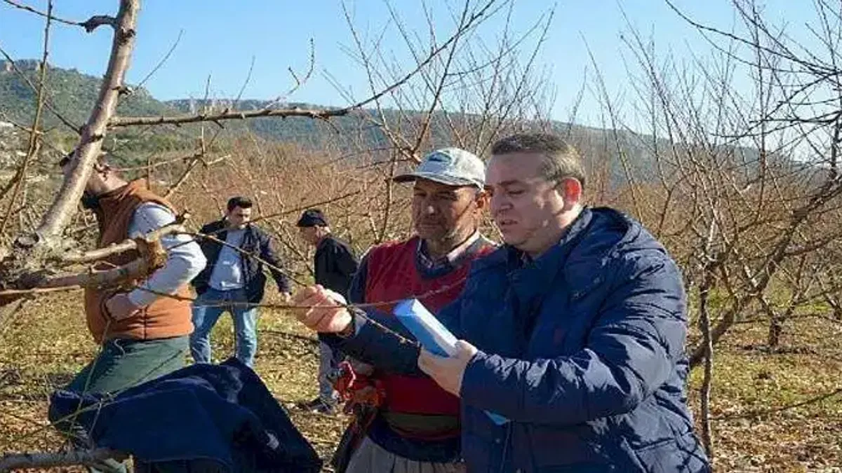 Yenişehir Belediyesi çiftçiye tarlada eğitim veriyor