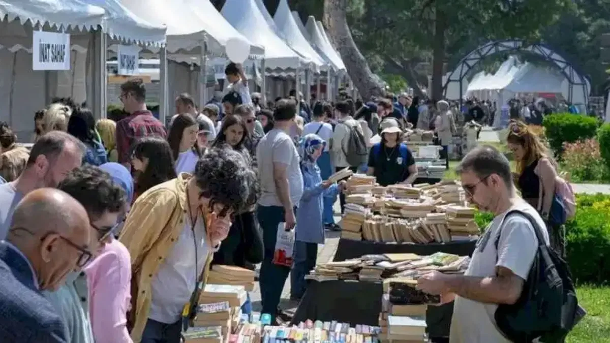 İZKİTAP hafta sonunda binlerce kitapseveri ağırladı