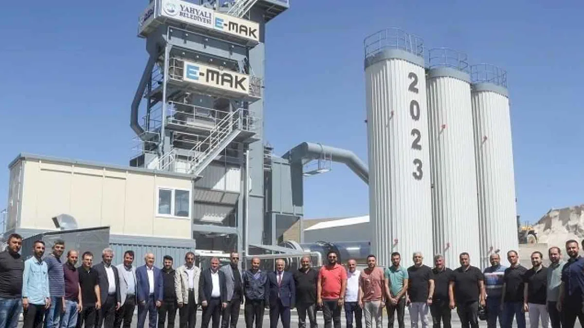 Başkan Esat Öztürk asfalt plentini tanıttı
