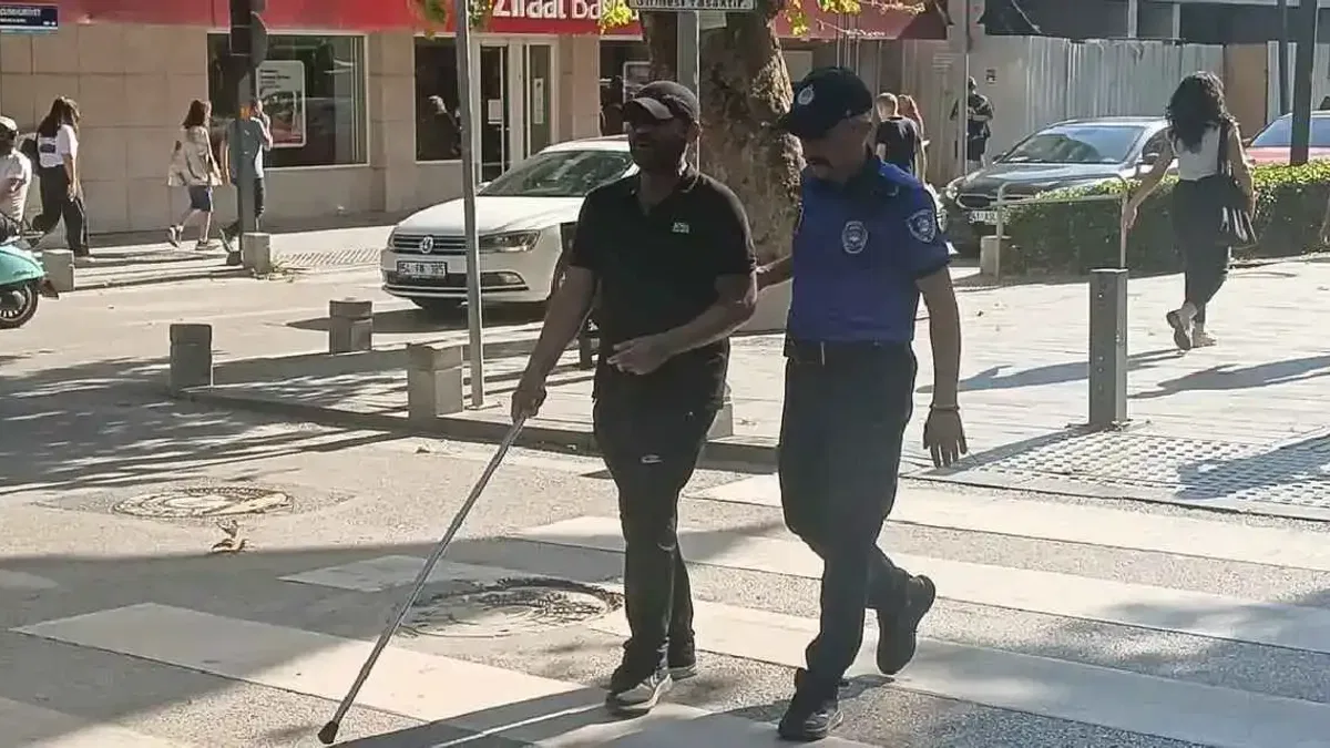 Görme engelli vatandaşa Kocaeli Zabıtası'ndan destek eli