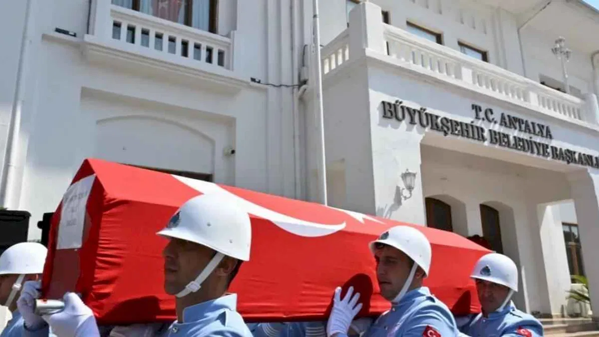 Antalya'da eski başkan son yolculuğuna uğurlandı!