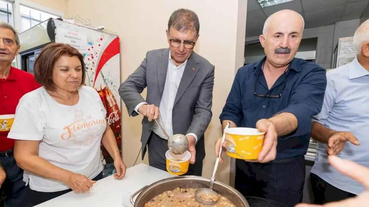 İzmir'de Başkan Tugay bereketi paylaştı