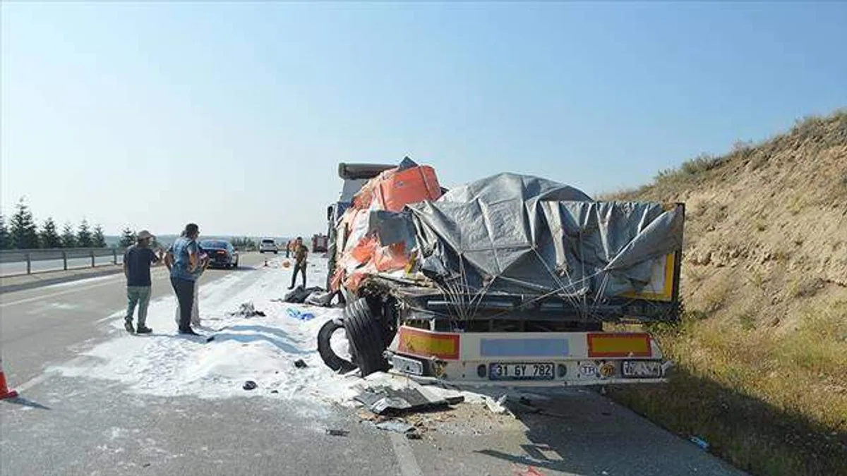 Afyonkarahisar'daki trafik kazasında 2 kişi öldü, 5 kişi yaralandı