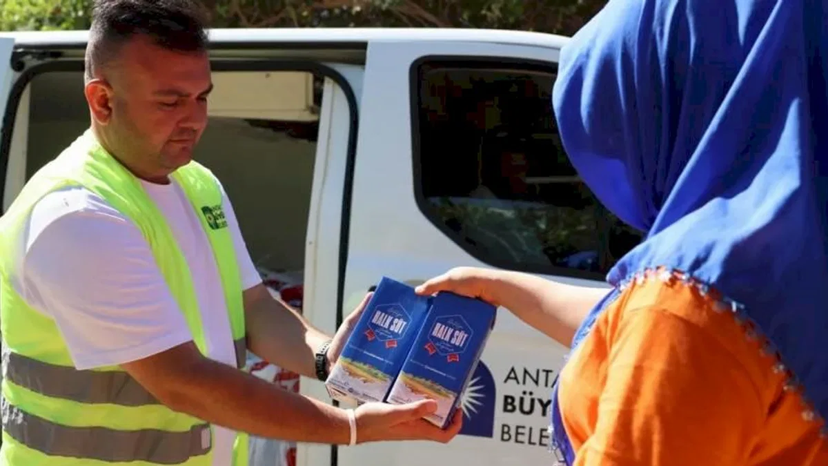 Antalya'da çocuklara 773 bin 400 litre süt desteği
