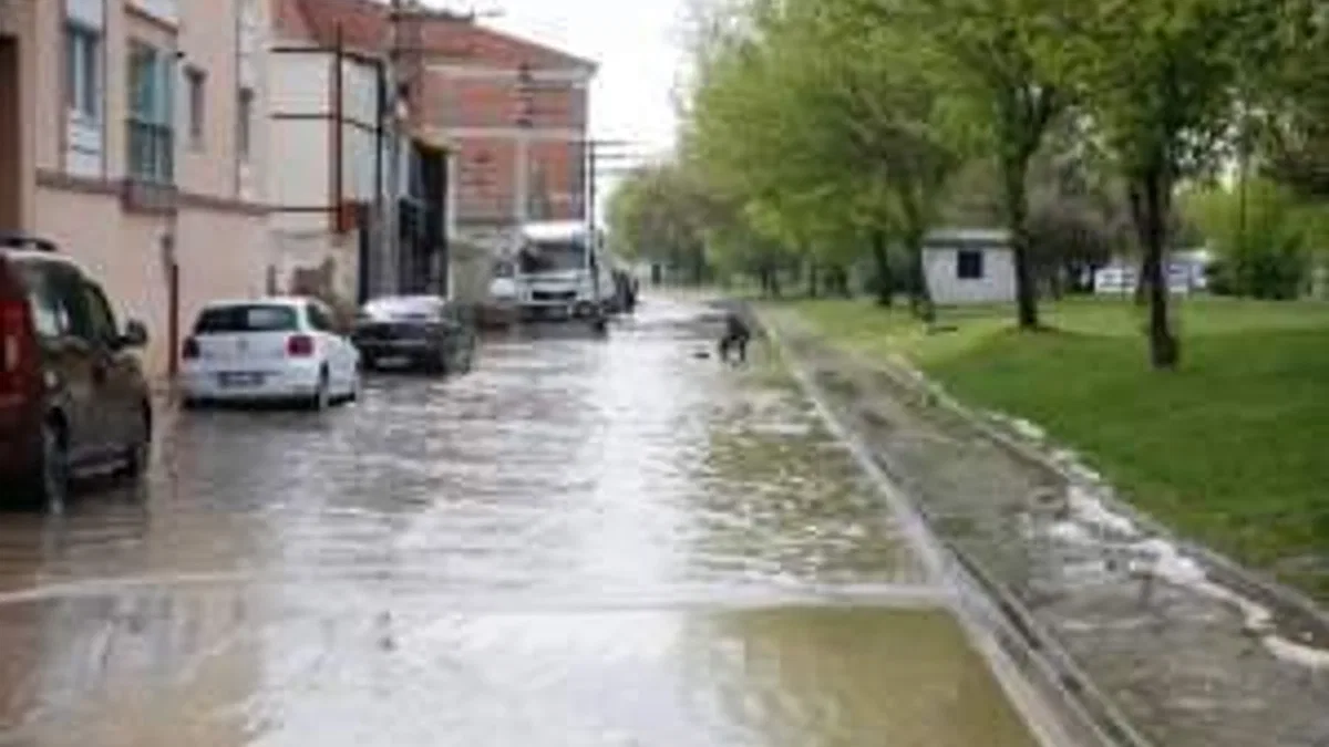 Eskişehir'de dolu ve sağanak nedeniyle araçlar mahsur kaldı
