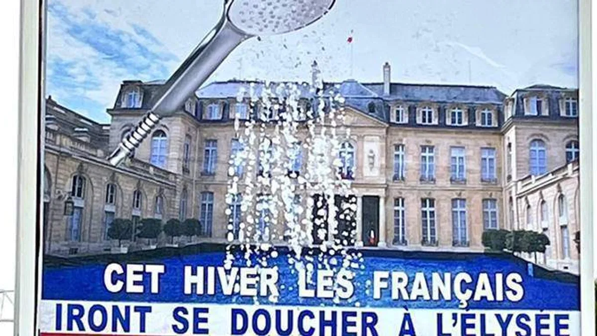 Fransa'da duş başlıklı Elysee Sarayı afişi gündem oldu