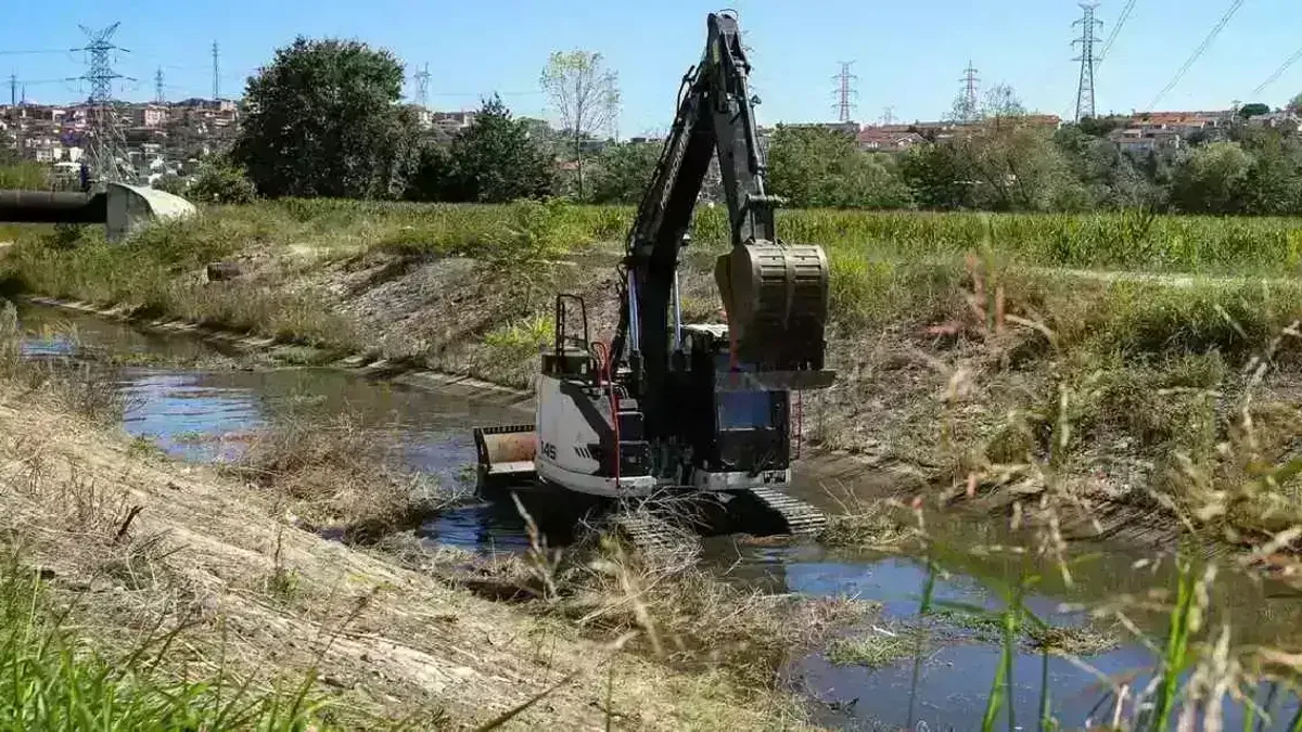 Sakarya Çark Deresi’nde rutin temizlik