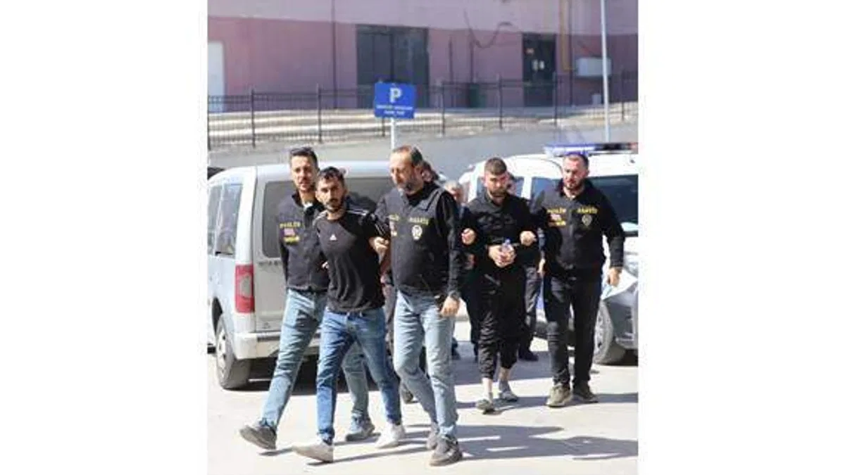 Eskişehir'de 2 kişinin öldürülmesi olayının şüphelisi baba ve 2 oğlu adliyeye sevk edildi
