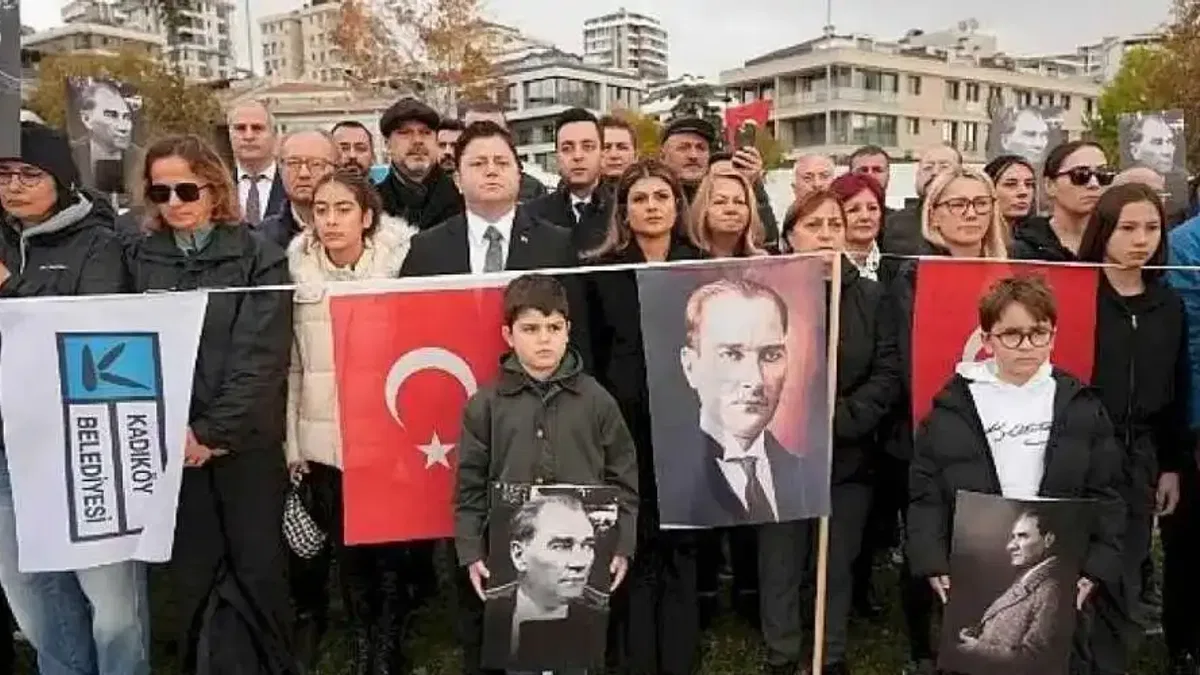 Kadıköy'de 9'u 5 Geçe Ata'ya Saygı Zinciri