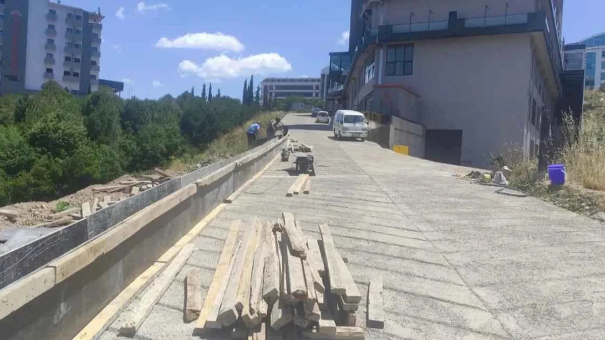İzmit'te Kabaoğlu’nda parapet çalışması