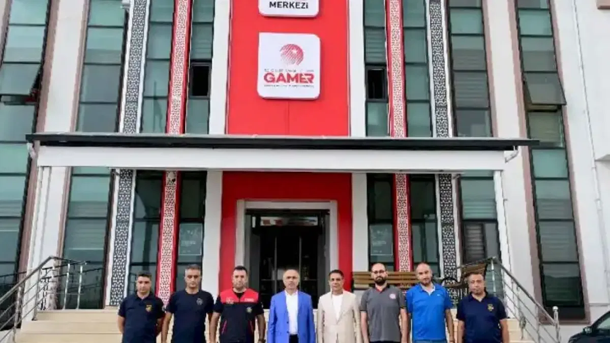 Başkan Sami Er vatandaş ve görev başındaki personelle bayramlaştı