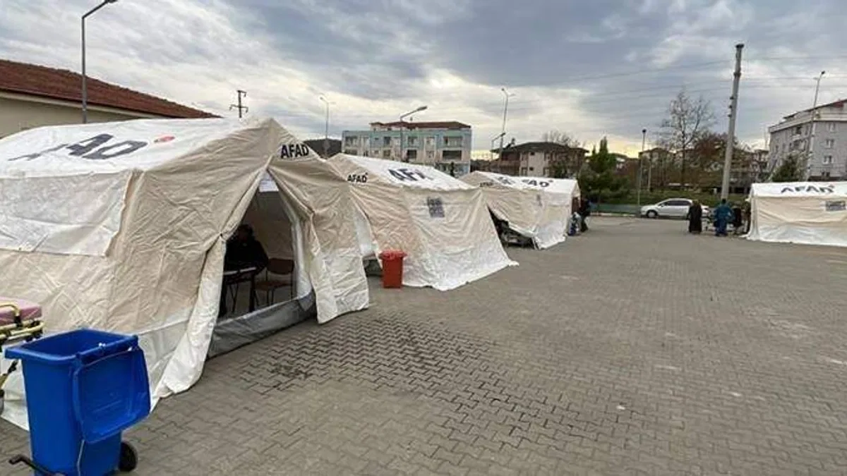 Düzce'de hastane bahçesine olası yoğunluğa karşı AFAD çadırları kuruldu