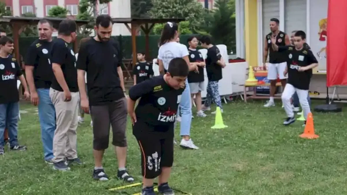 Kocaeli İzmit'te otizmli bireyler sahada kalplere dokundu