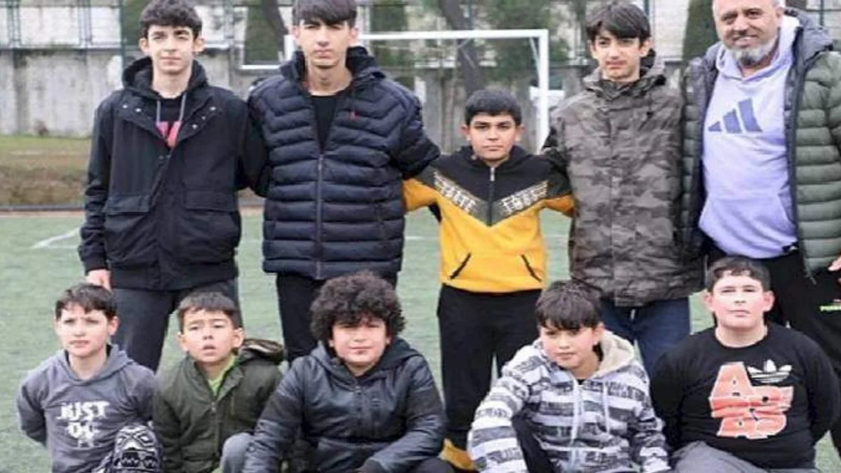 Depremzede çocuklar futbol oynayarak moral depoluyor