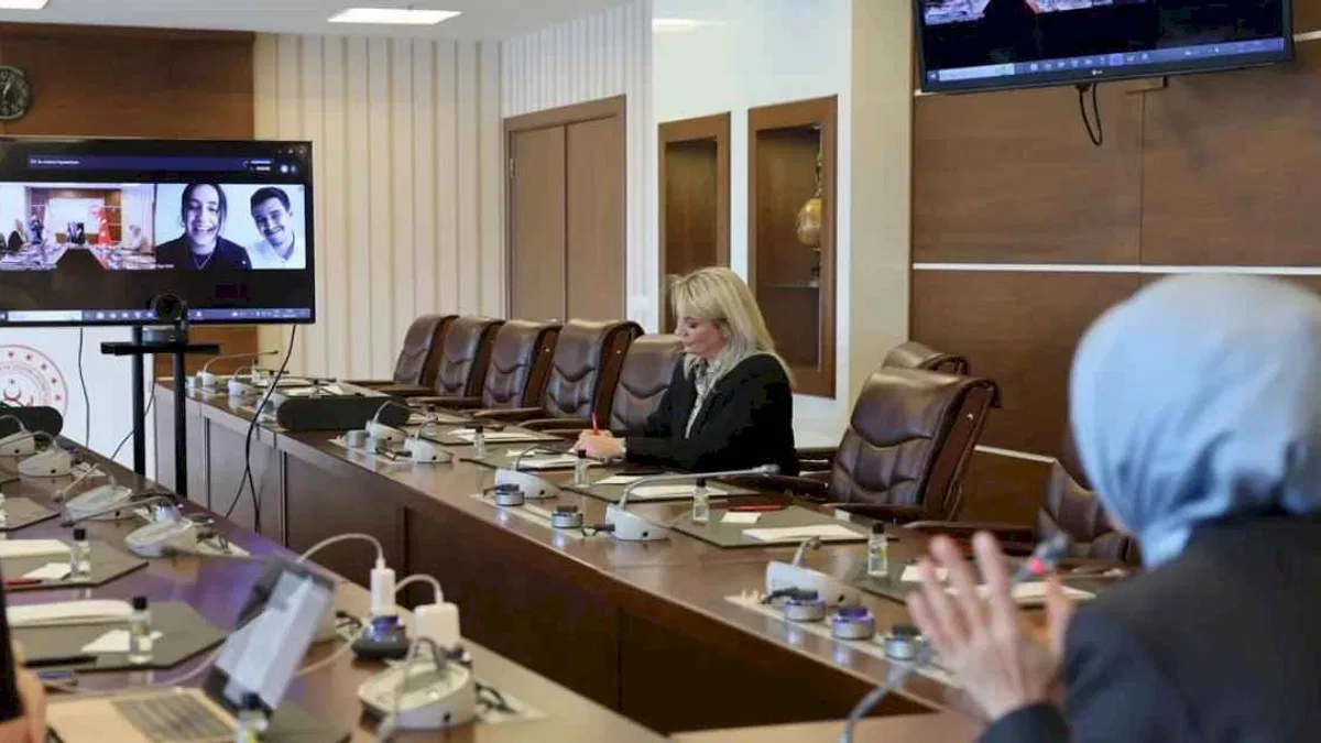 Bakan Göktaş'tan 'koruyucu aile' konulu bitirme projesine destek