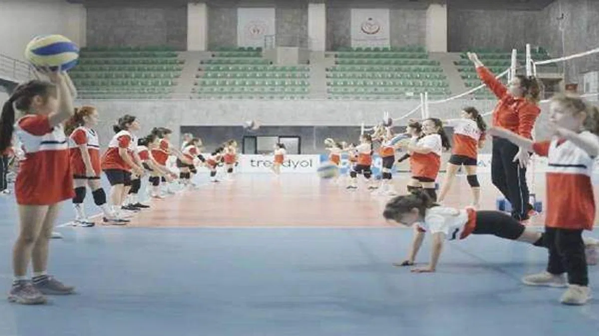 Afet bölgesindeki çocuklara voleybollu moral