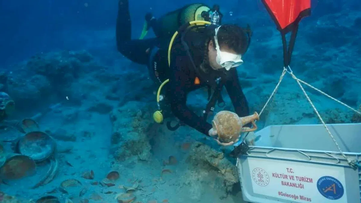Antalya açıklarında 2 bin 100 yıllık sofra takımları gün yüzüne çıkarıldı