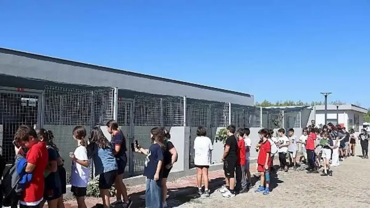 Antalya Büyükşehir Belediyesi Sokak Hayvanları Bakımevi'ne öğrencilerden ziyaret