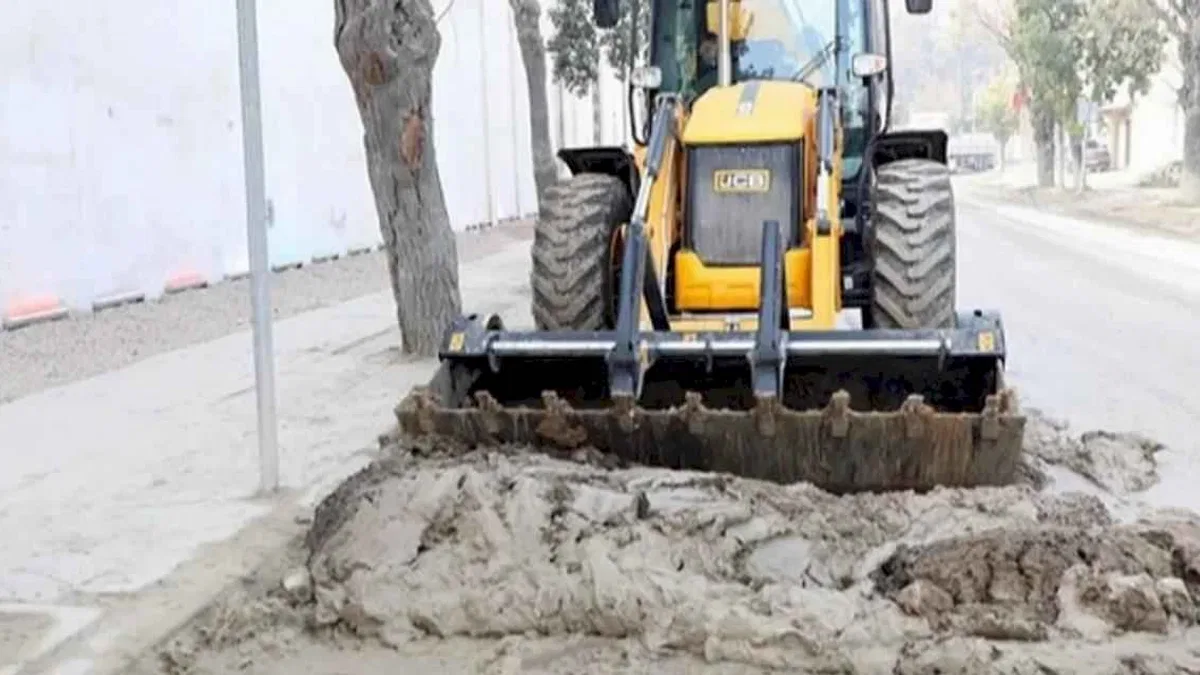 Hatay Büyükşehir yolları temizliyor