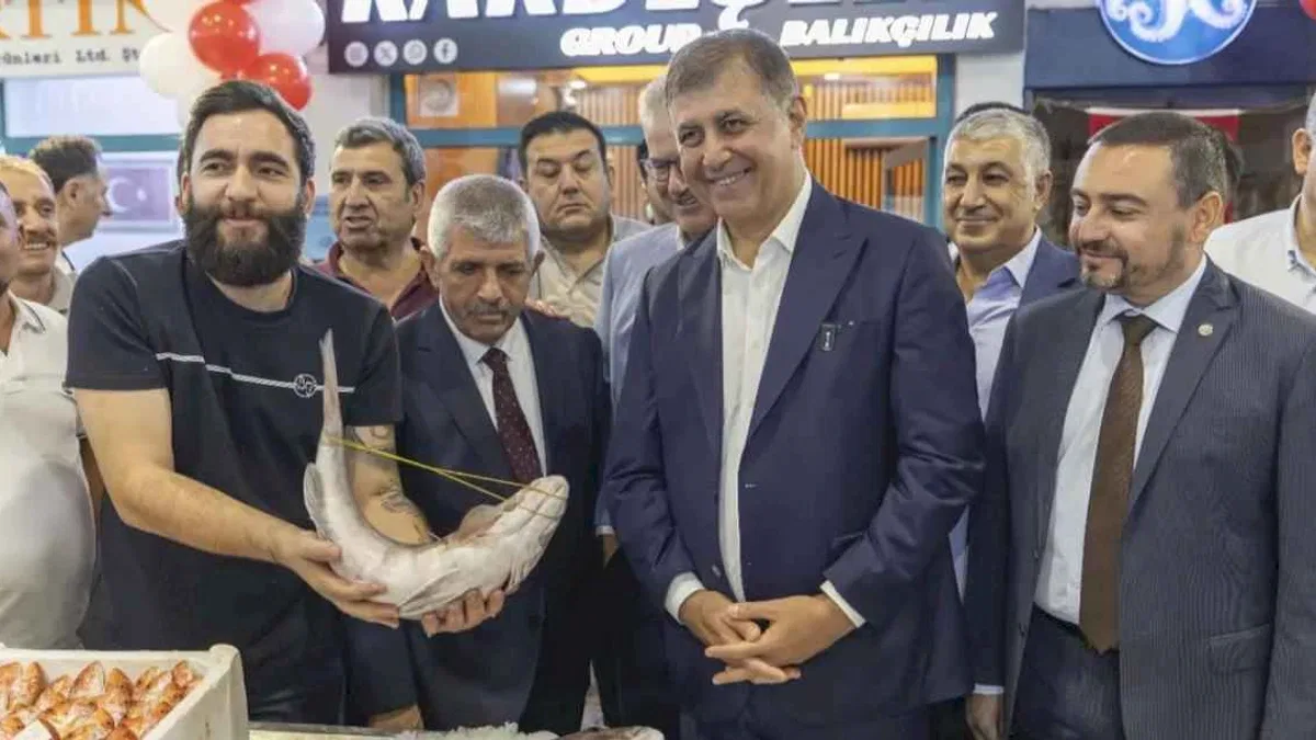İzmir'de sezonun ilk balıkları mezatta satıldı